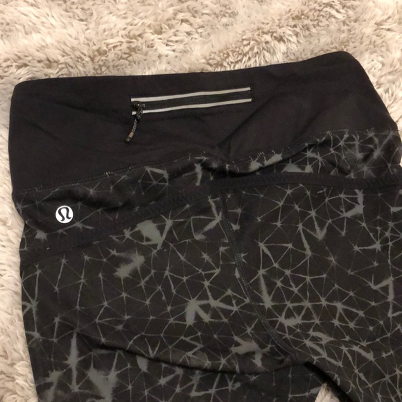 Black Cropped Lululemon Yoga pants (size 4) - Picture 4 of 4